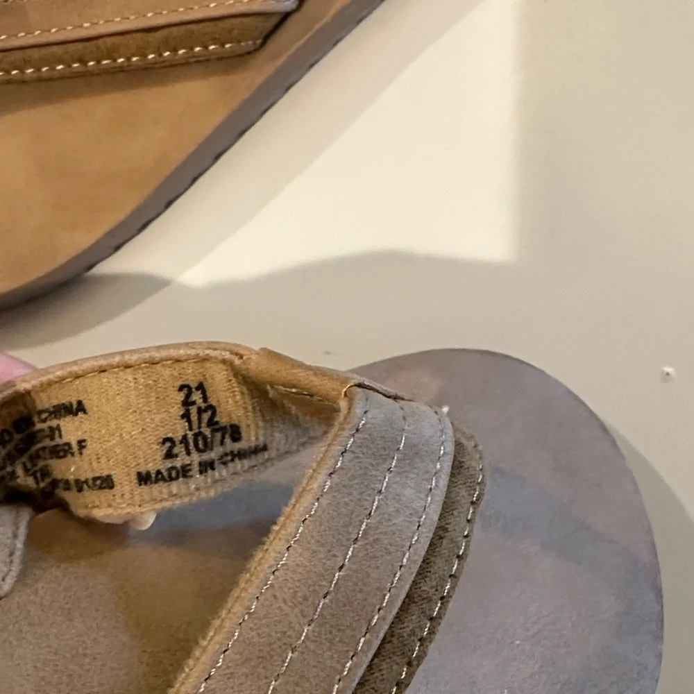 Old Navy Tan Brown Boys Kids Flip Flops